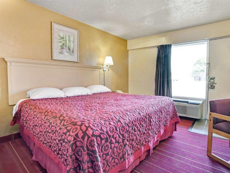 Days Inn By Wyndham Louisville Airport Fair And Expo Center Екстер'єр фото