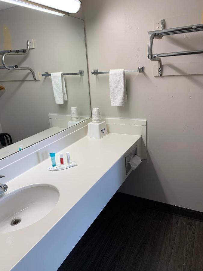 Days Inn By Wyndham Louisville Airport Fair And Expo Center Екстер'єр фото