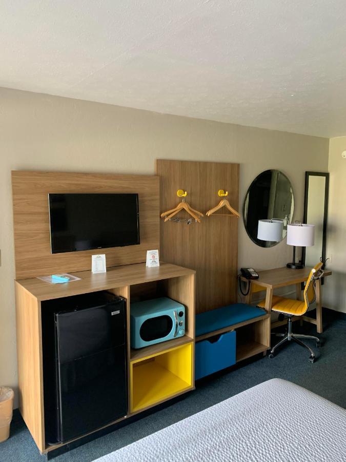 Days Inn By Wyndham Louisville Airport Fair And Expo Center Екстер'єр фото