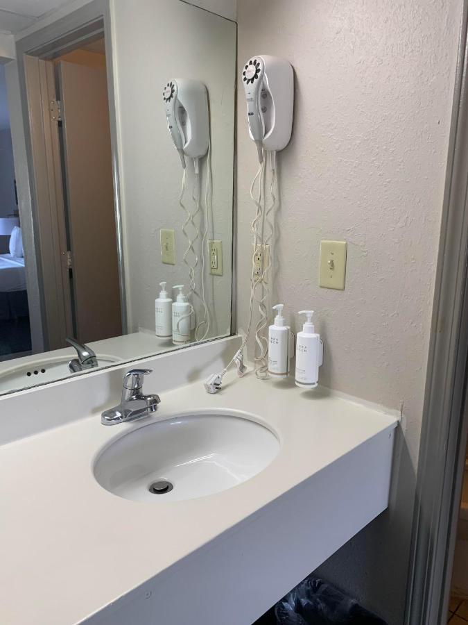 Days Inn By Wyndham Louisville Airport Fair And Expo Center Екстер'єр фото