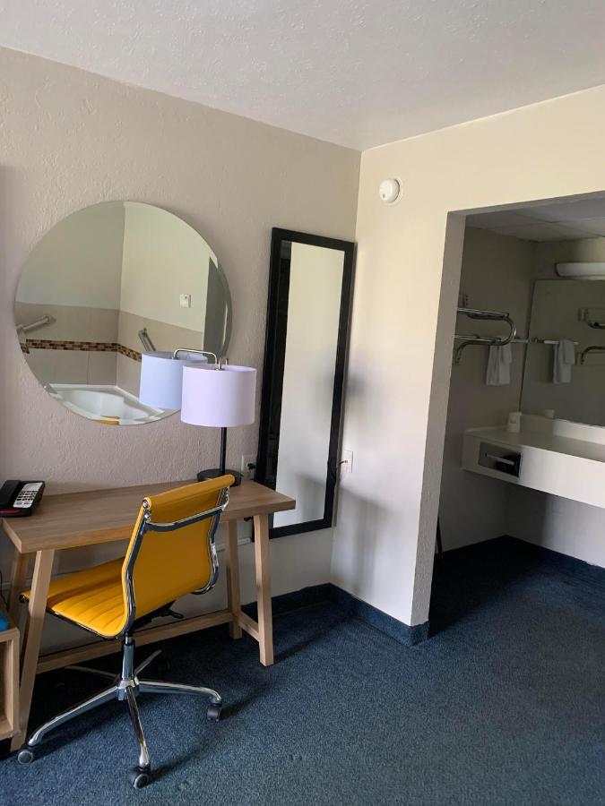 Days Inn By Wyndham Louisville Airport Fair And Expo Center Екстер'єр фото
