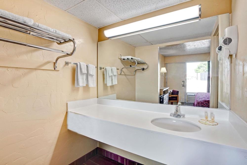 Days Inn By Wyndham Louisville Airport Fair And Expo Center Екстер'єр фото