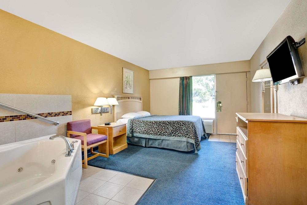 Days Inn By Wyndham Louisville Airport Fair And Expo Center Екстер'єр фото