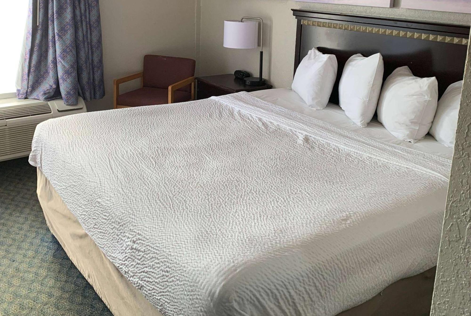 Days Inn By Wyndham Louisville Airport Fair And Expo Center Екстер'єр фото
